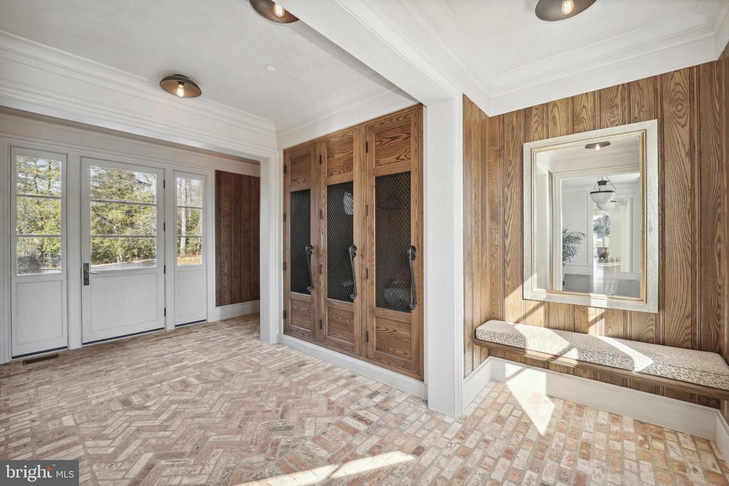 648 ROUND HILL ROAD