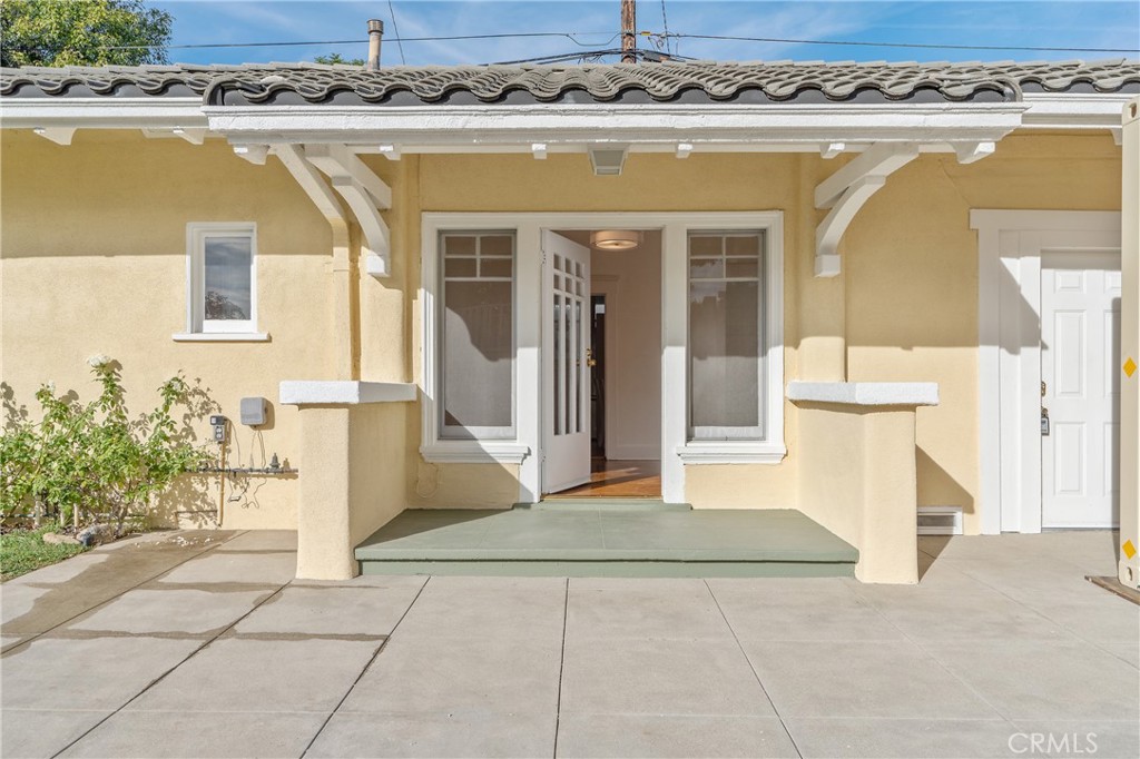 1325 E Altadena