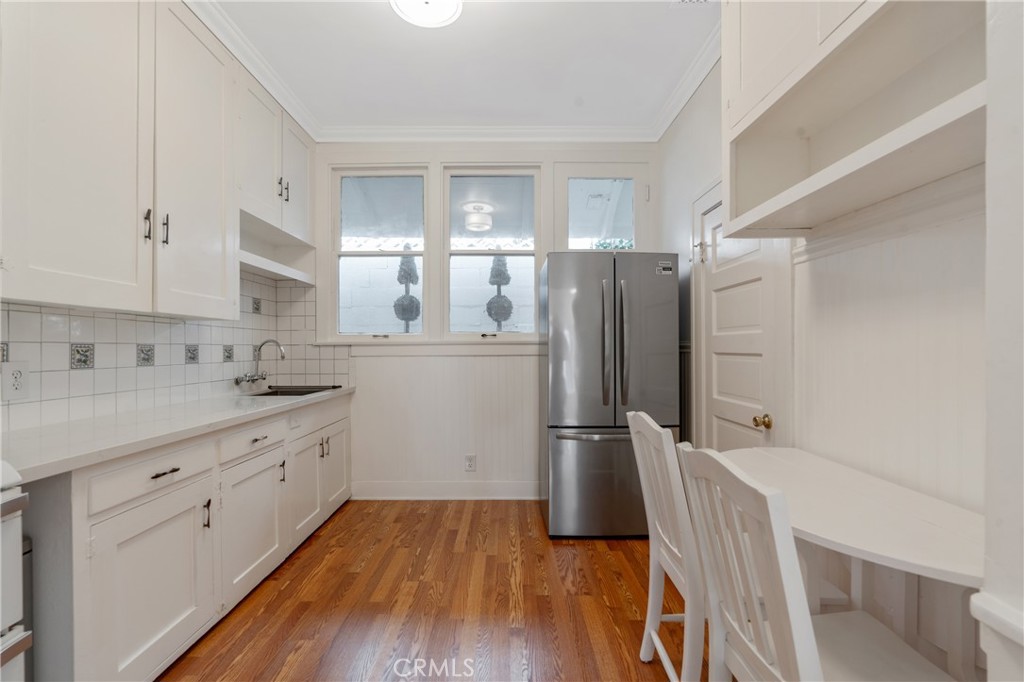 1325 E Altadena