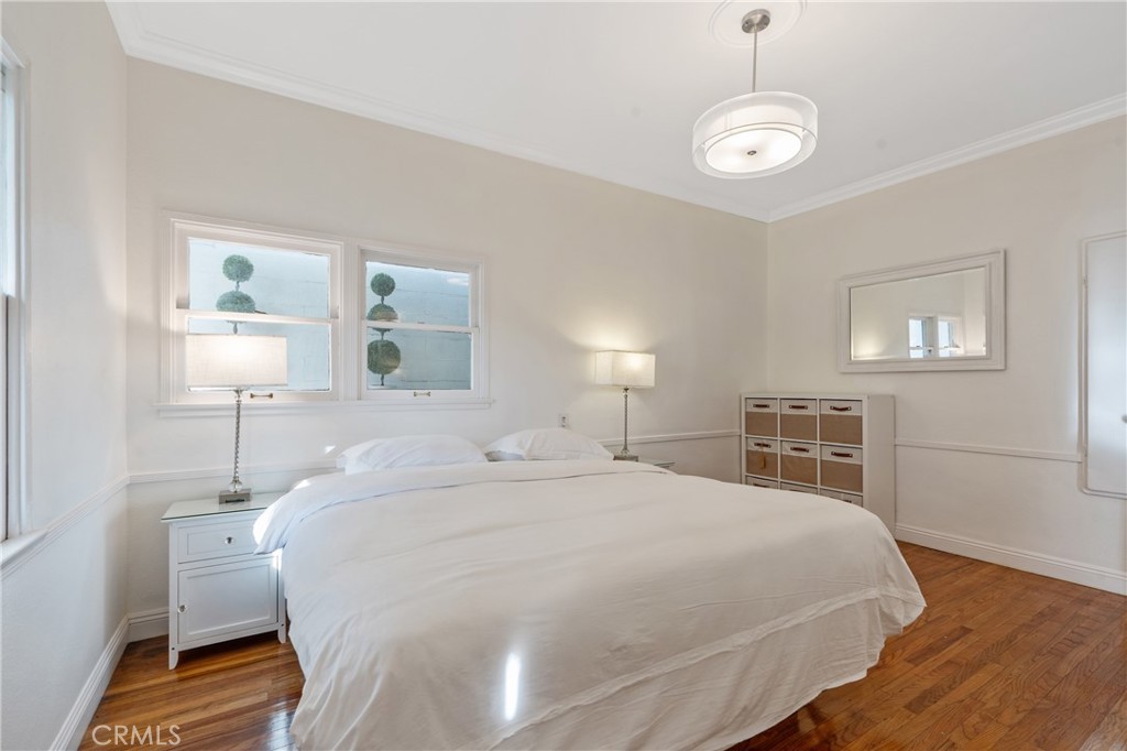 1325 E Altadena