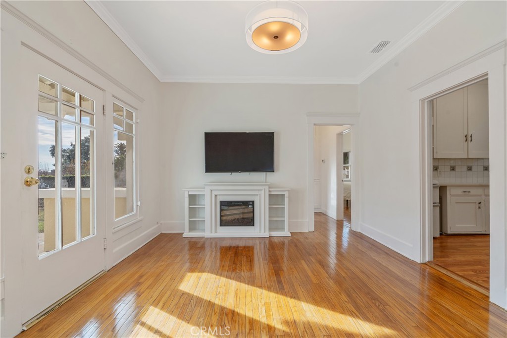 1325 E Altadena