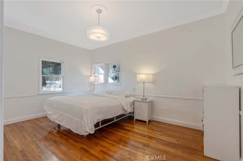 1325 E Altadena