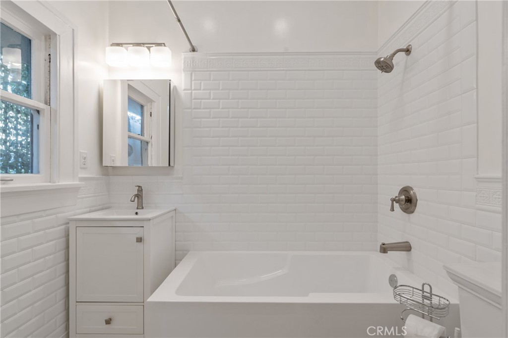 1325 E Altadena