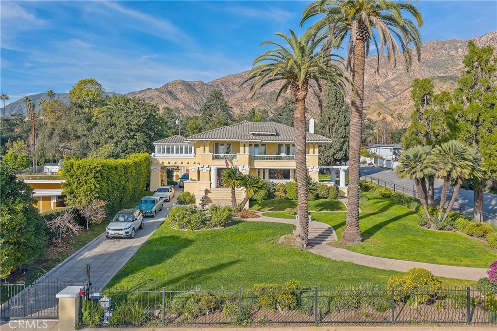 1325 E Altadena