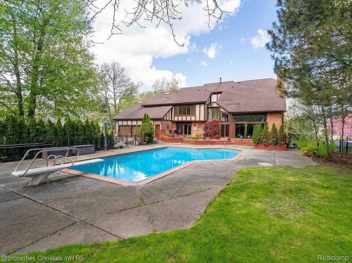 1743 Beechwood Way