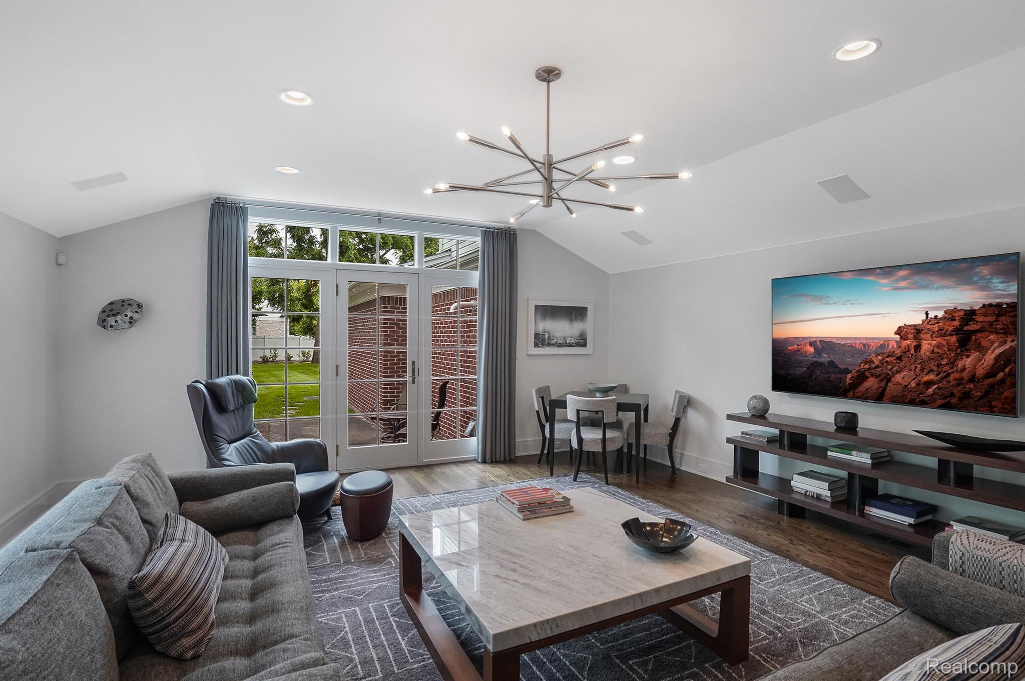 908 CHESTERFIELD Avenue