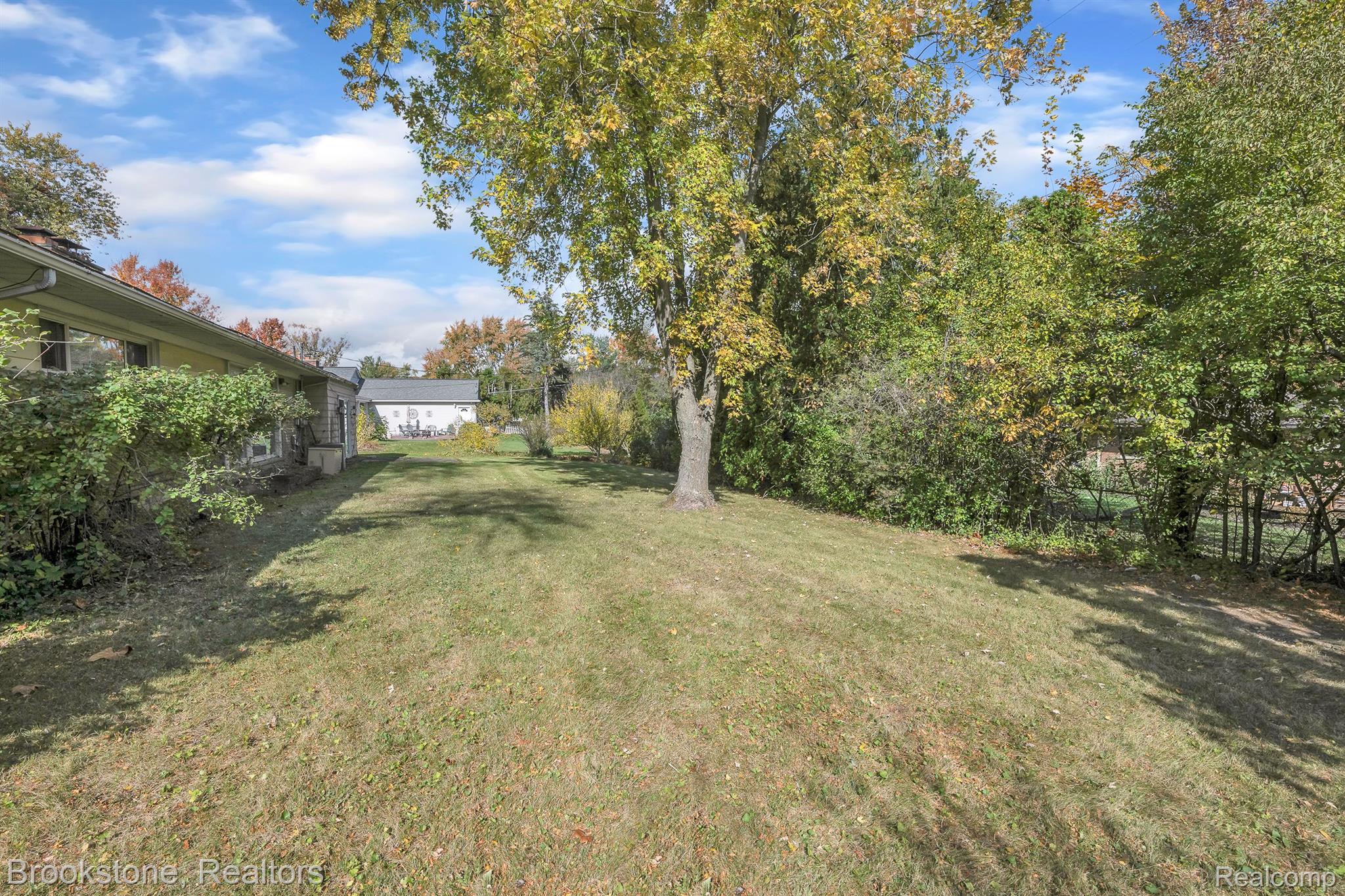 305 ROANOKE Drive