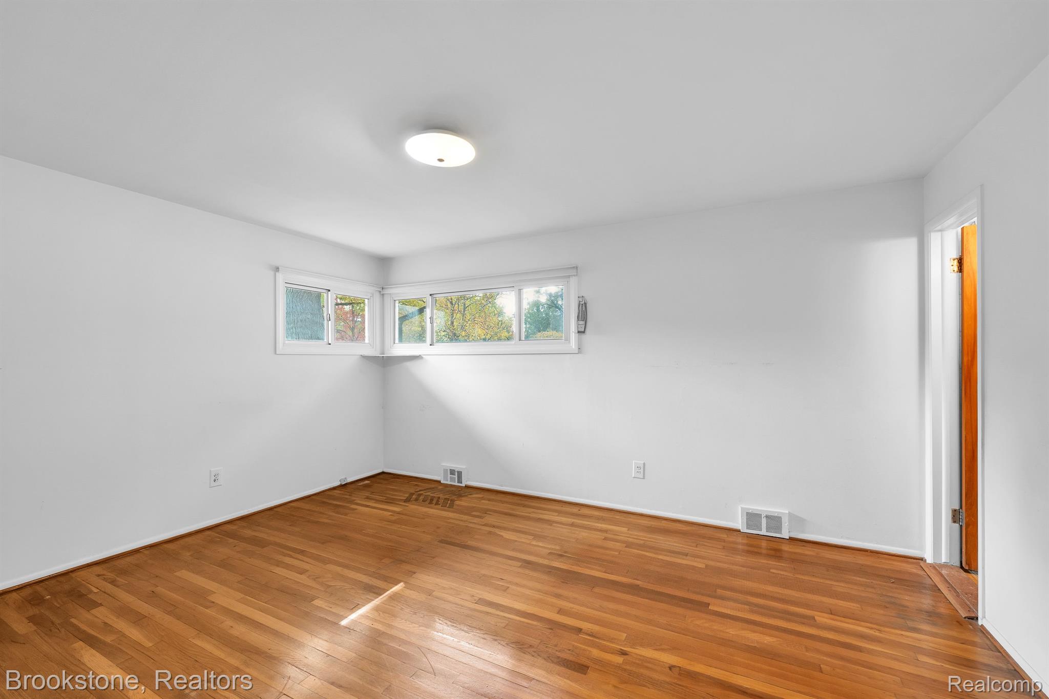 305 ROANOKE Drive