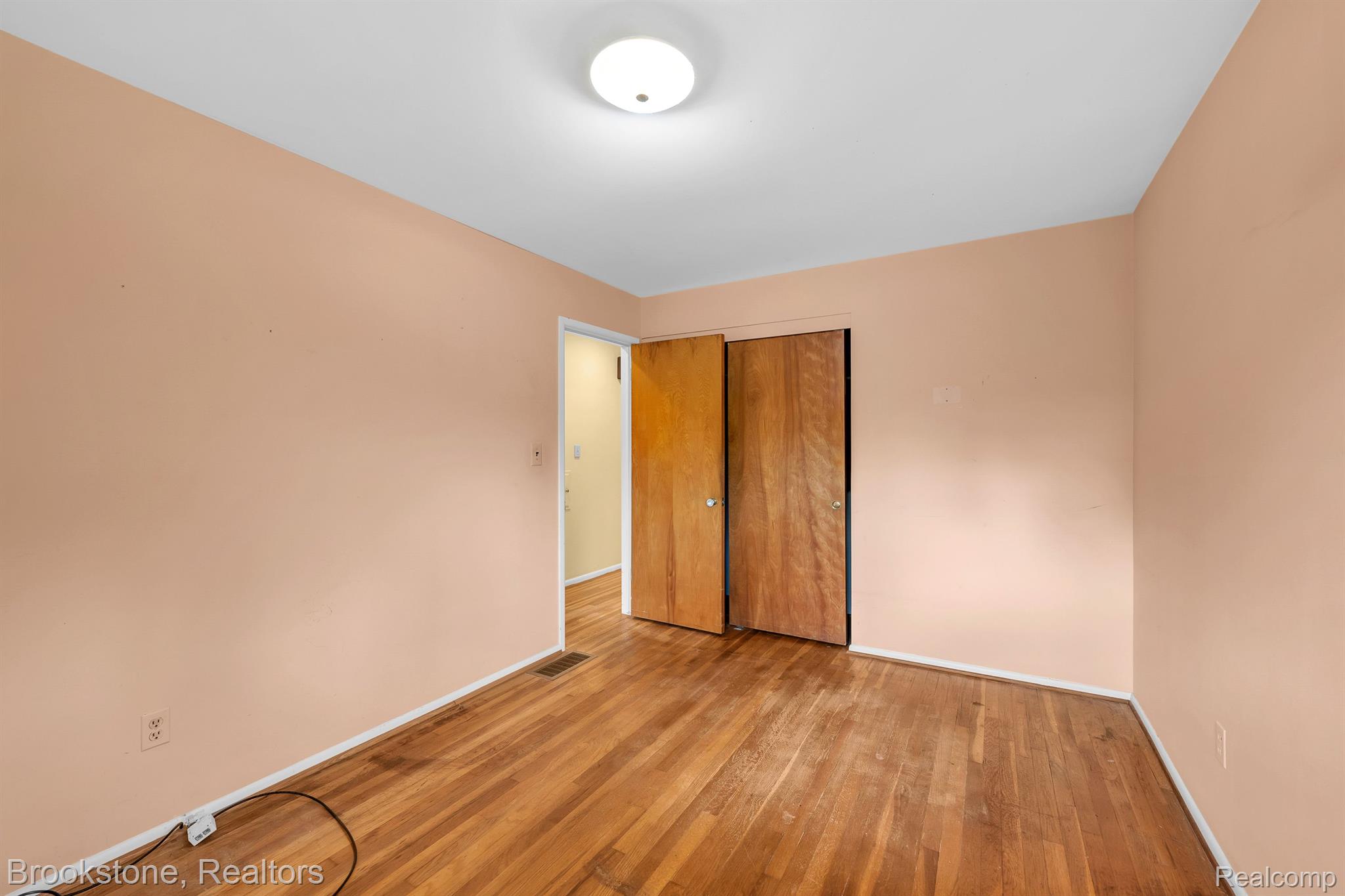 305 ROANOKE Drive