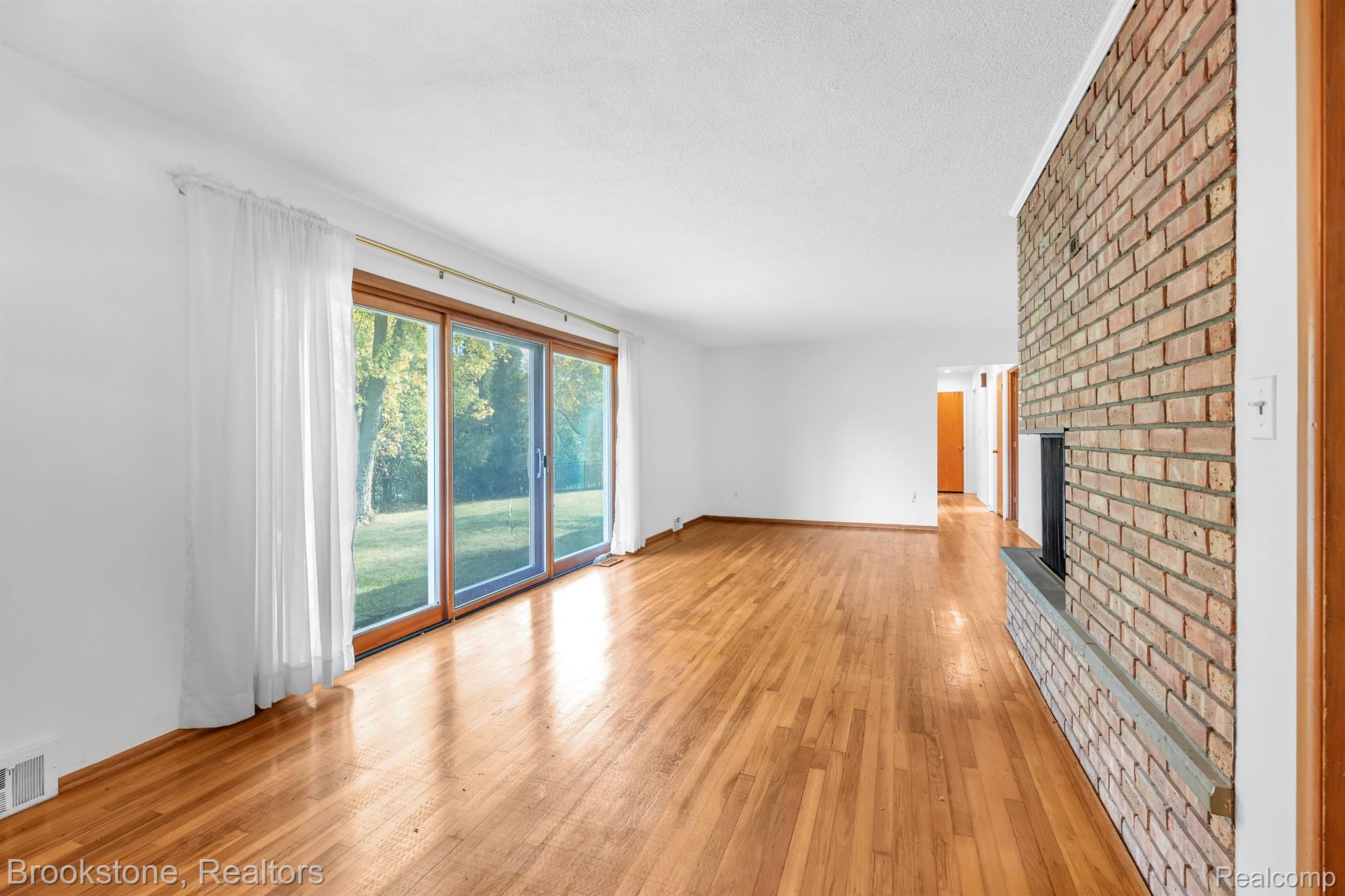 305 ROANOKE Drive