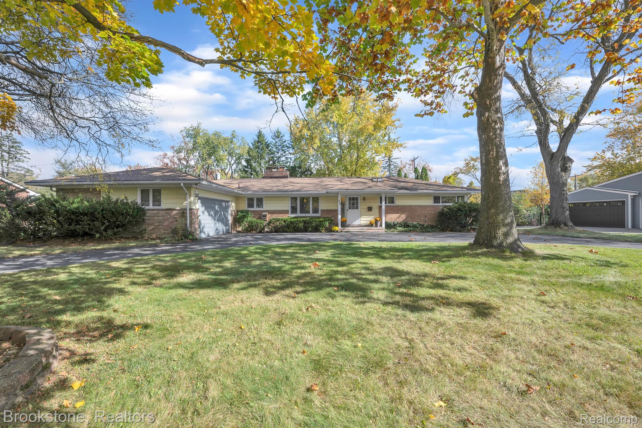 305 ROANOKE Drive