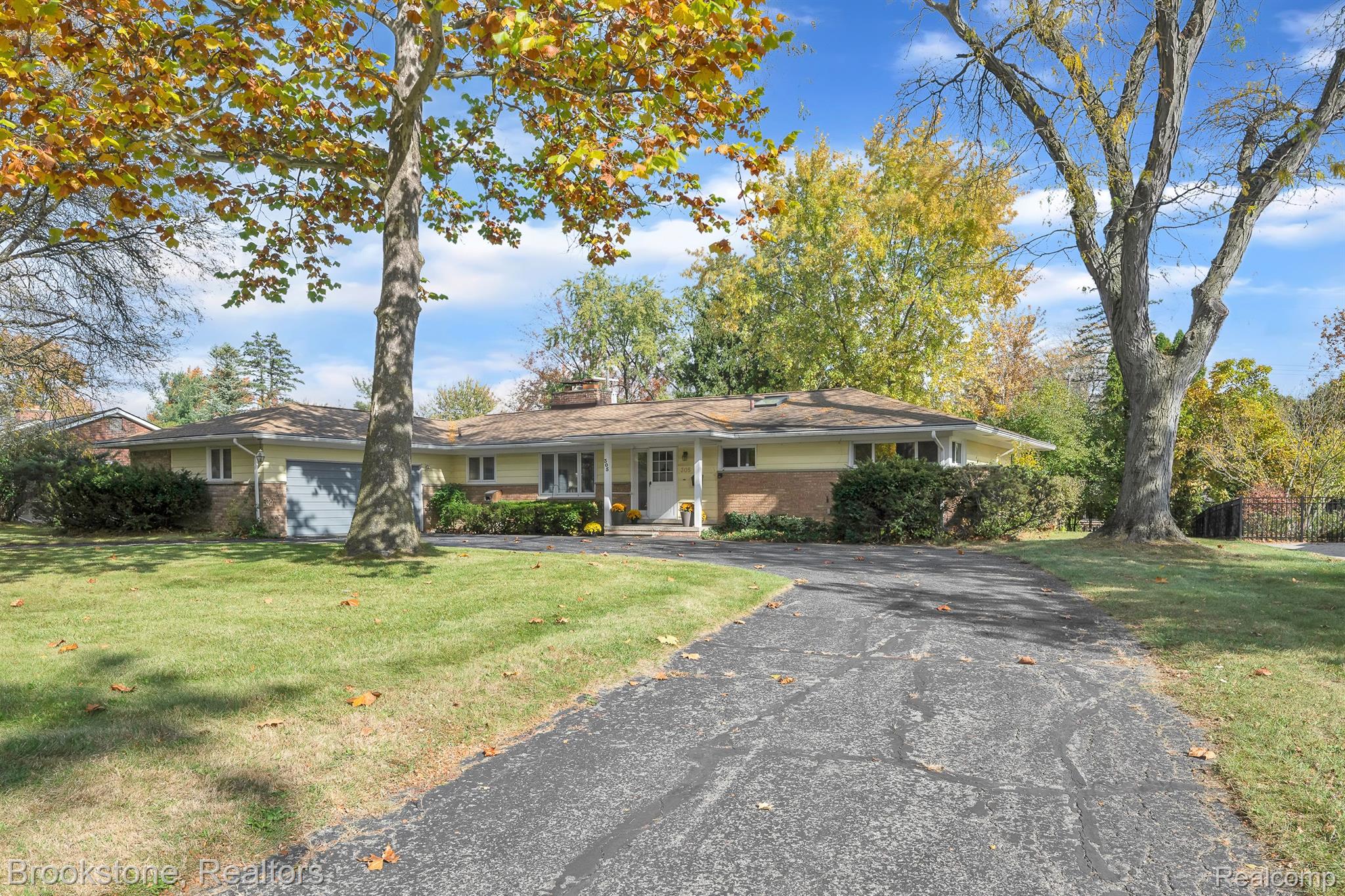 305 ROANOKE Drive