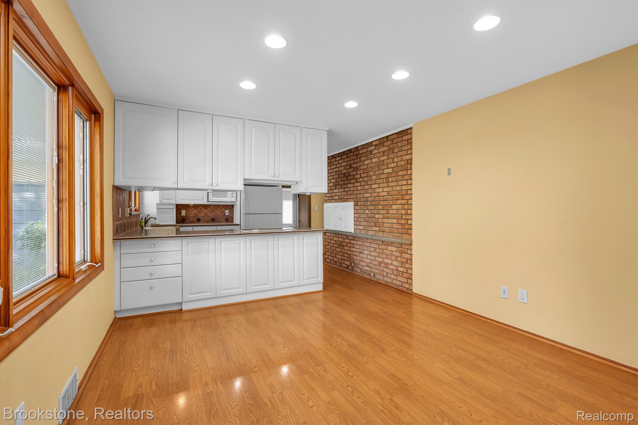 305 ROANOKE Drive