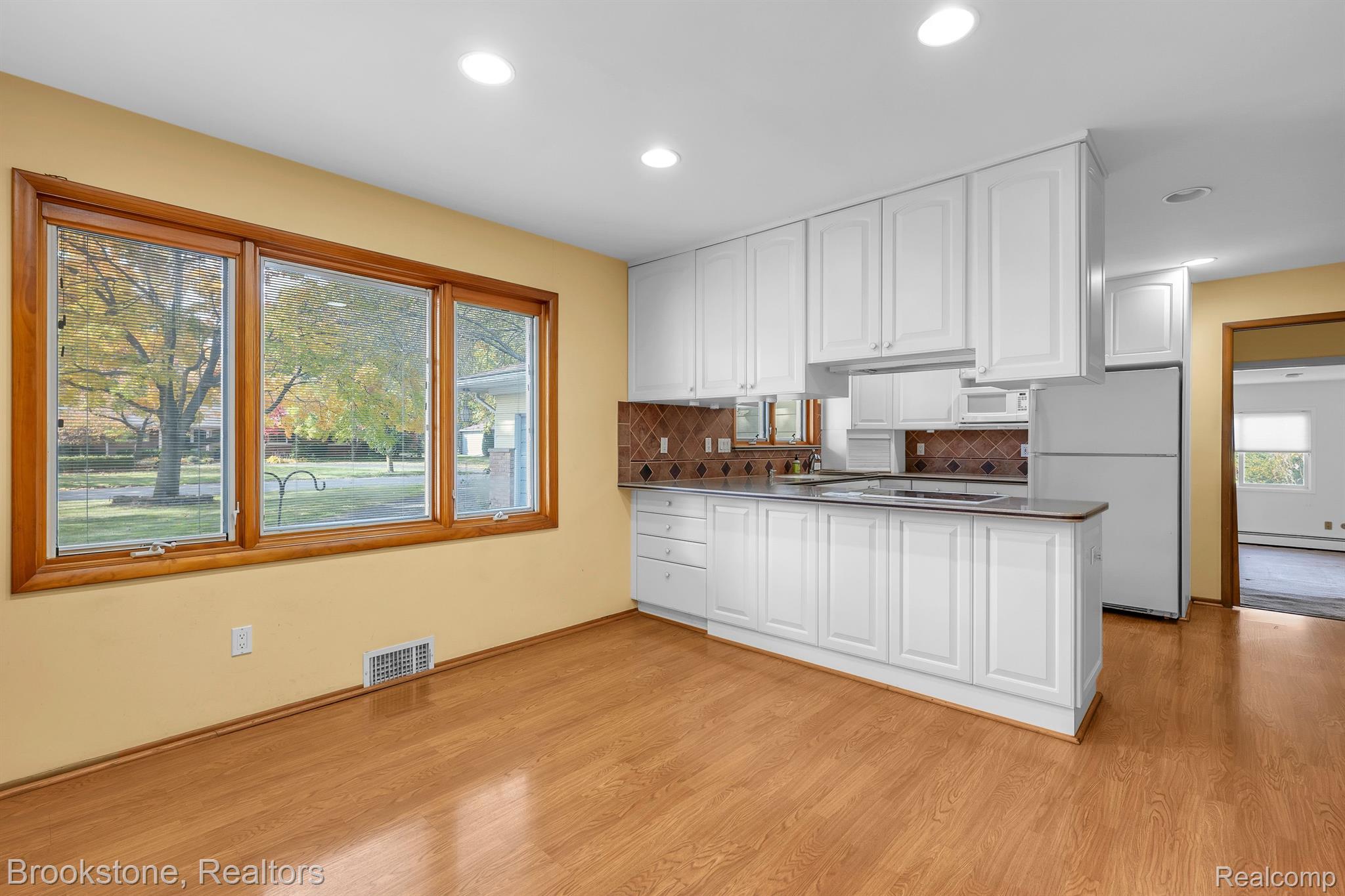 305 ROANOKE Drive