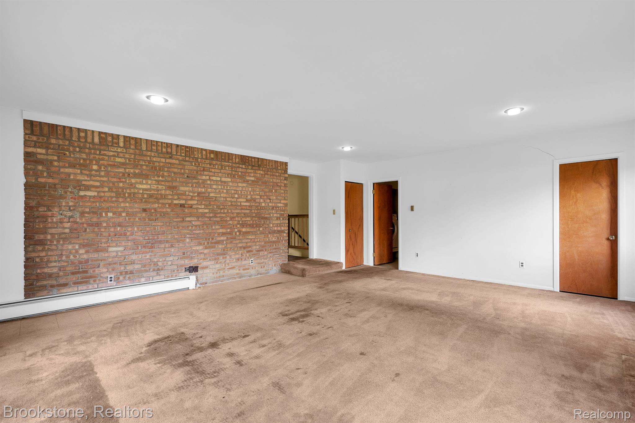 305 ROANOKE Drive