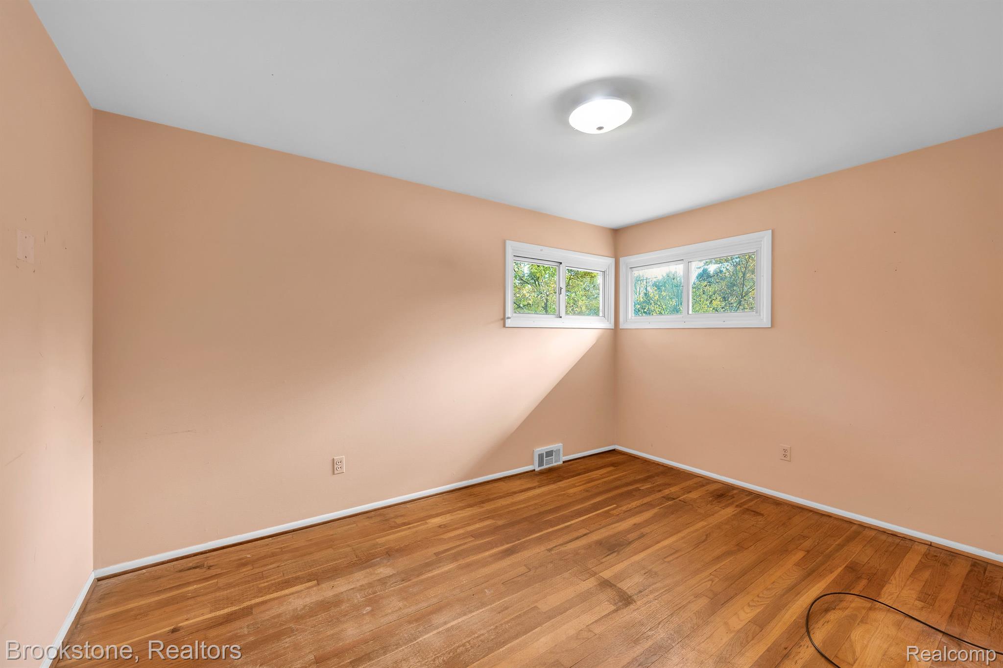 305 ROANOKE Drive