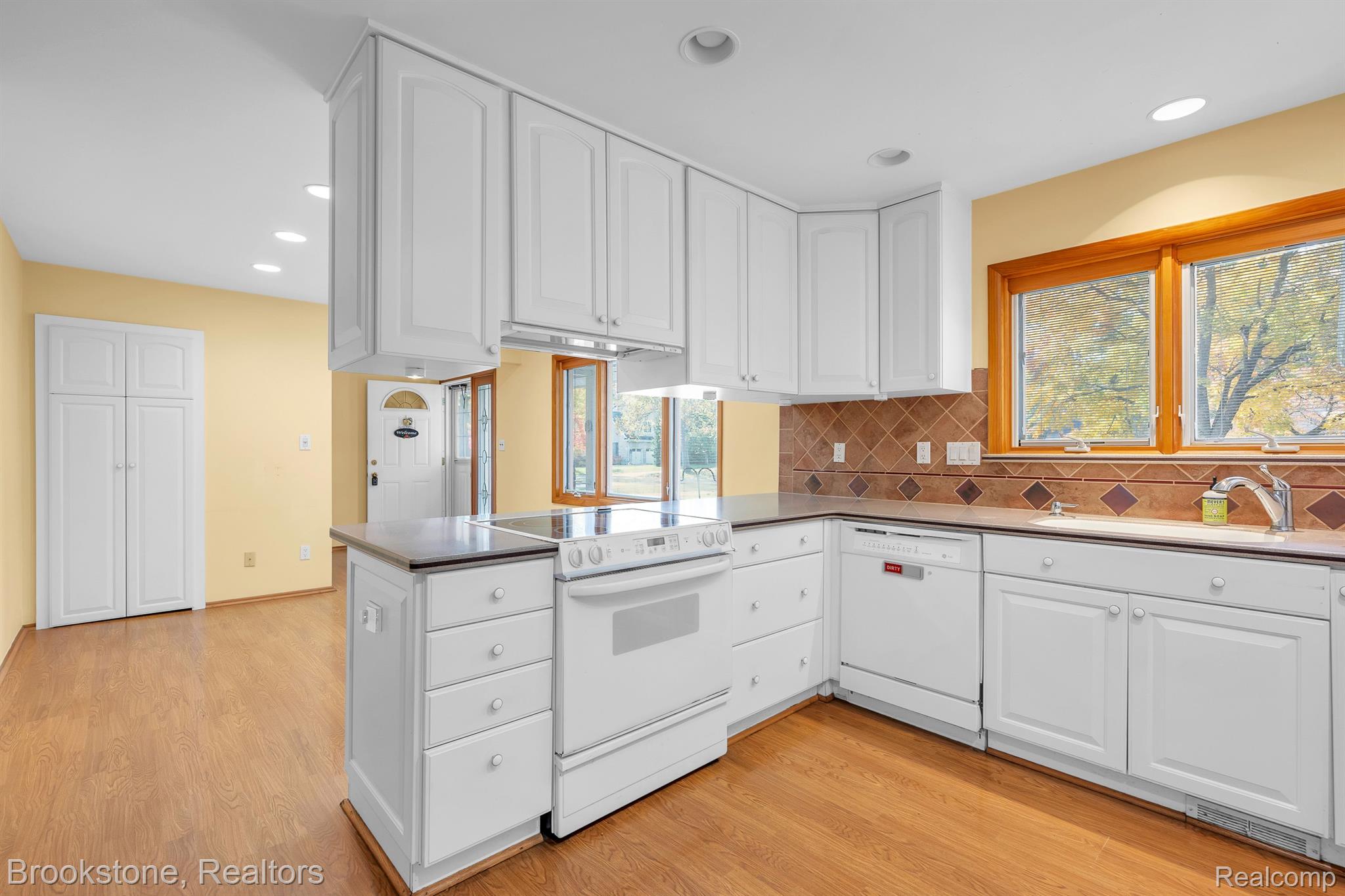 305 ROANOKE Drive