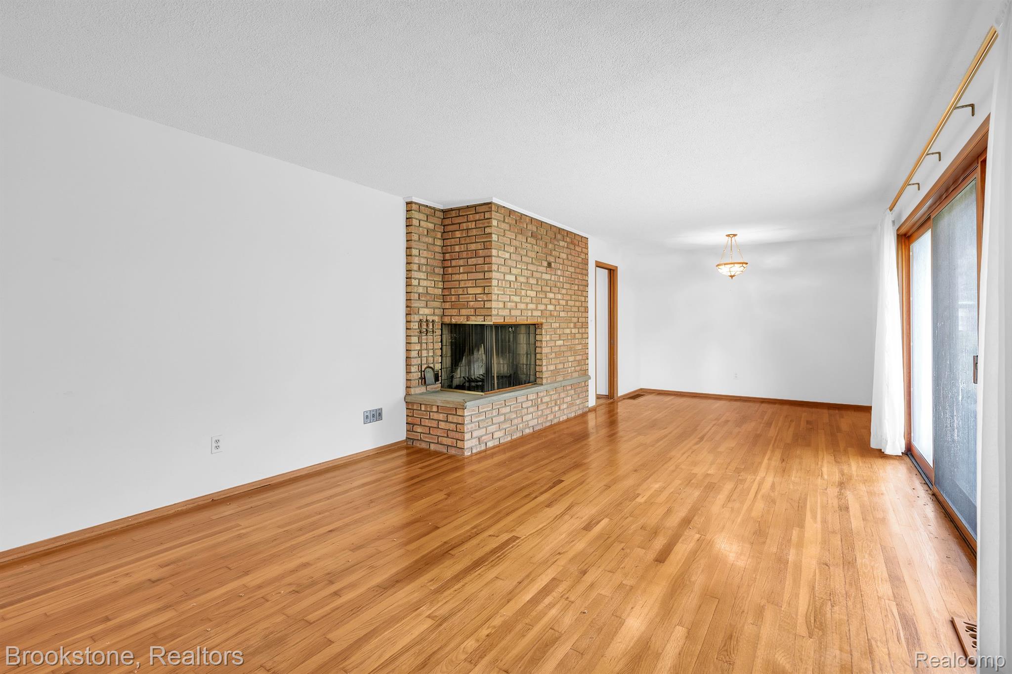 305 ROANOKE Drive