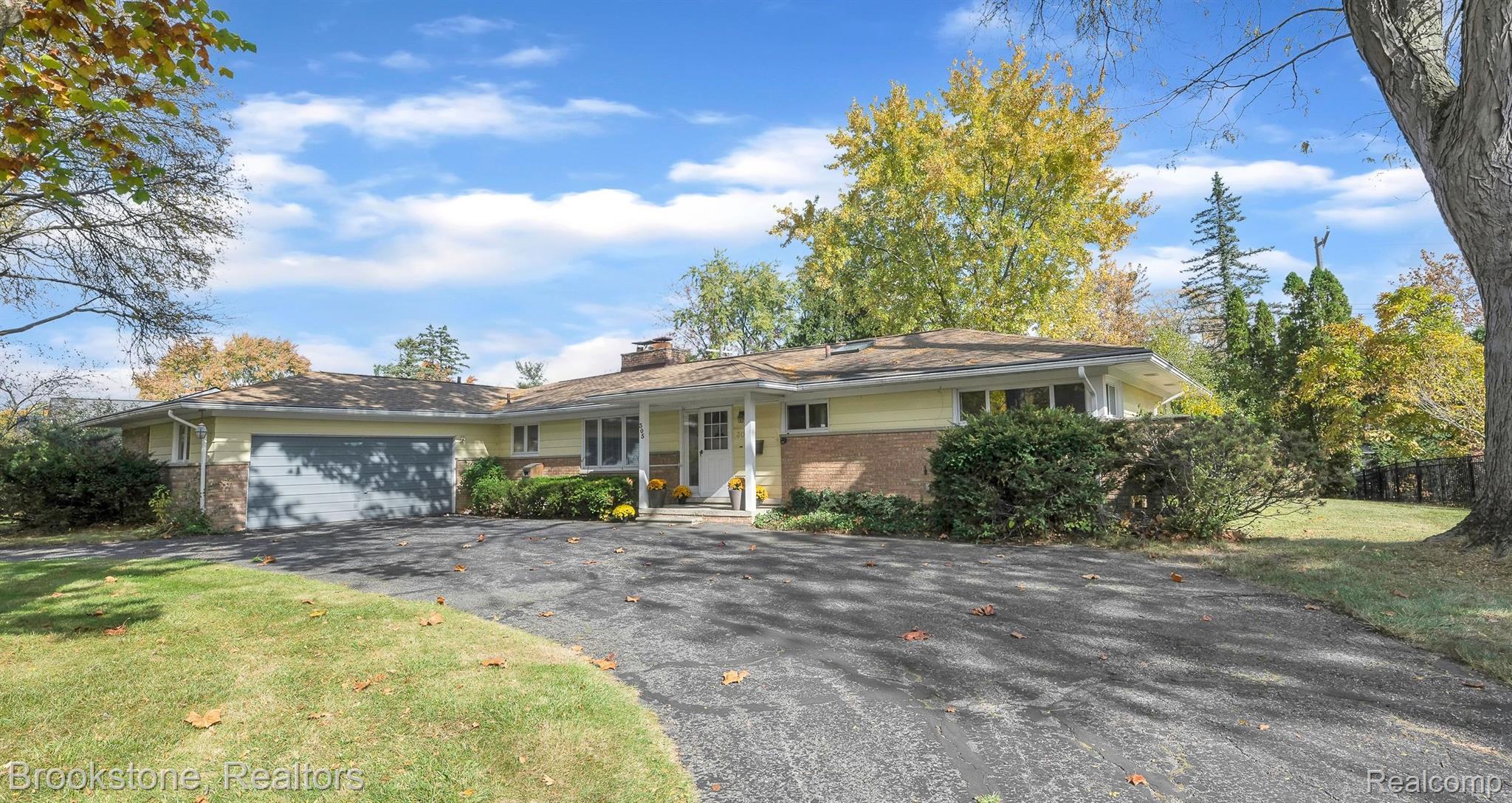 305 ROANOKE Drive