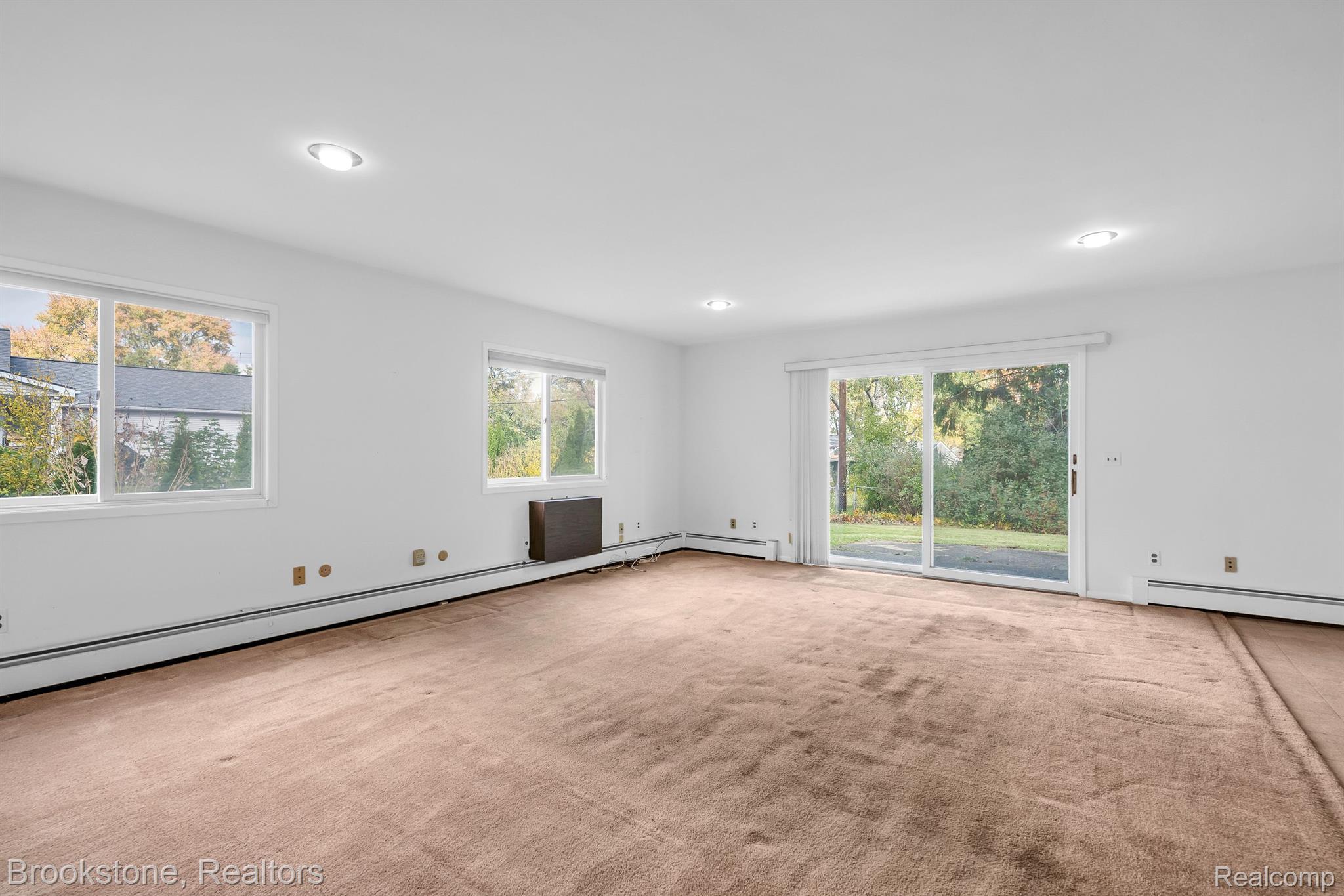 305 ROANOKE Drive