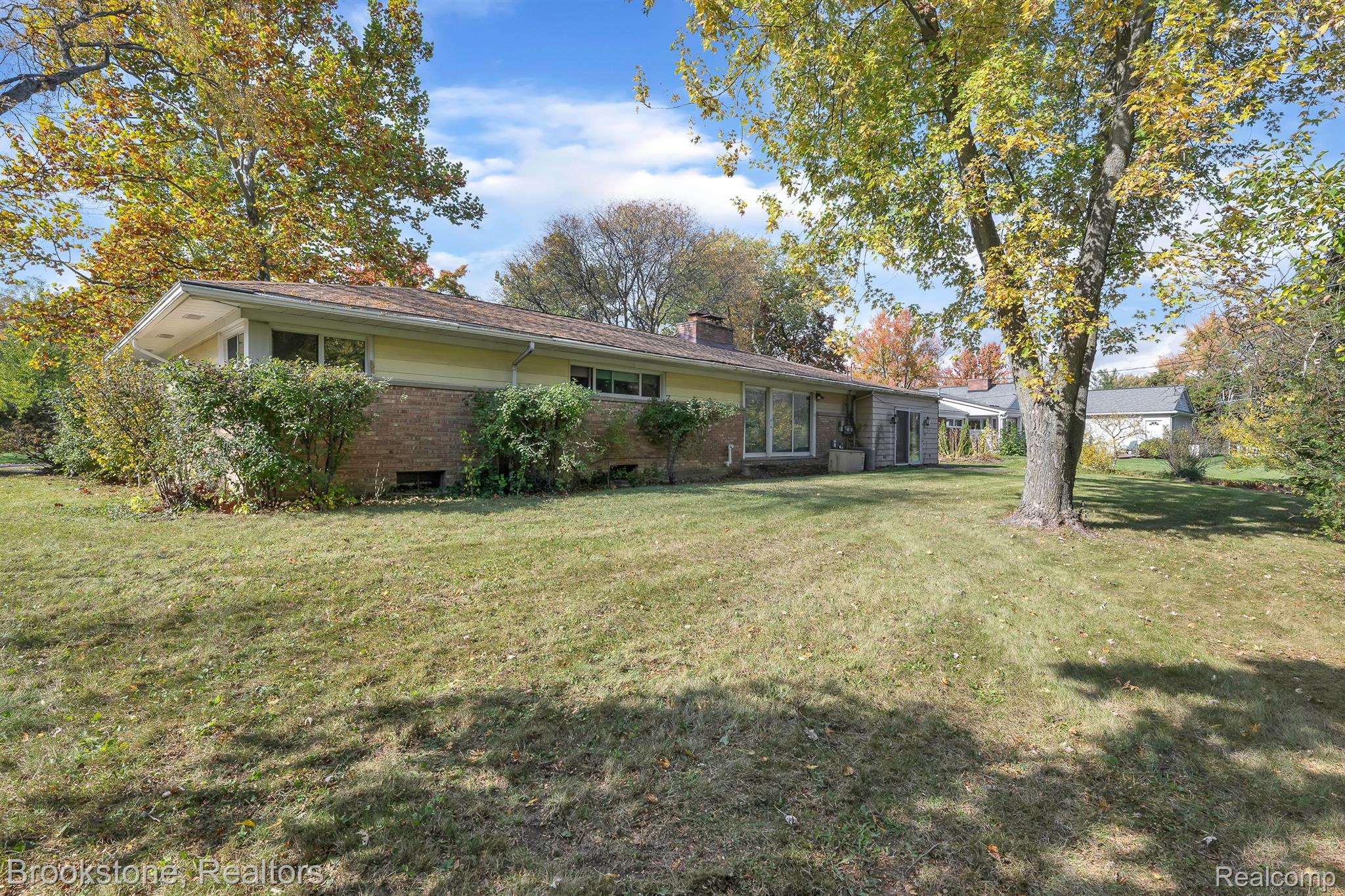 305 ROANOKE Drive