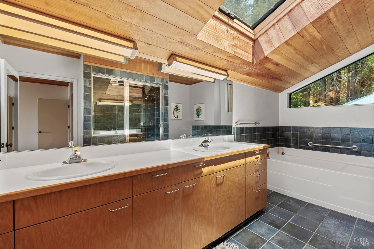 37190 Rams Horn Reach