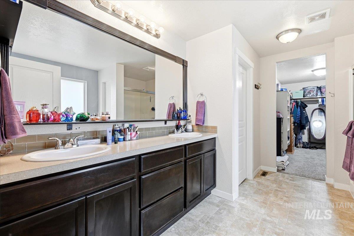 582 W Treehouse Way
