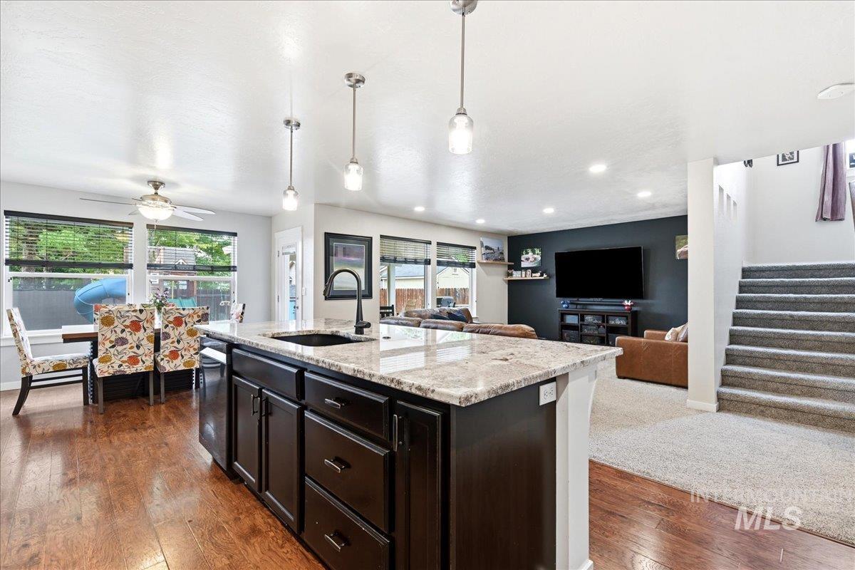 582 W Treehouse Way