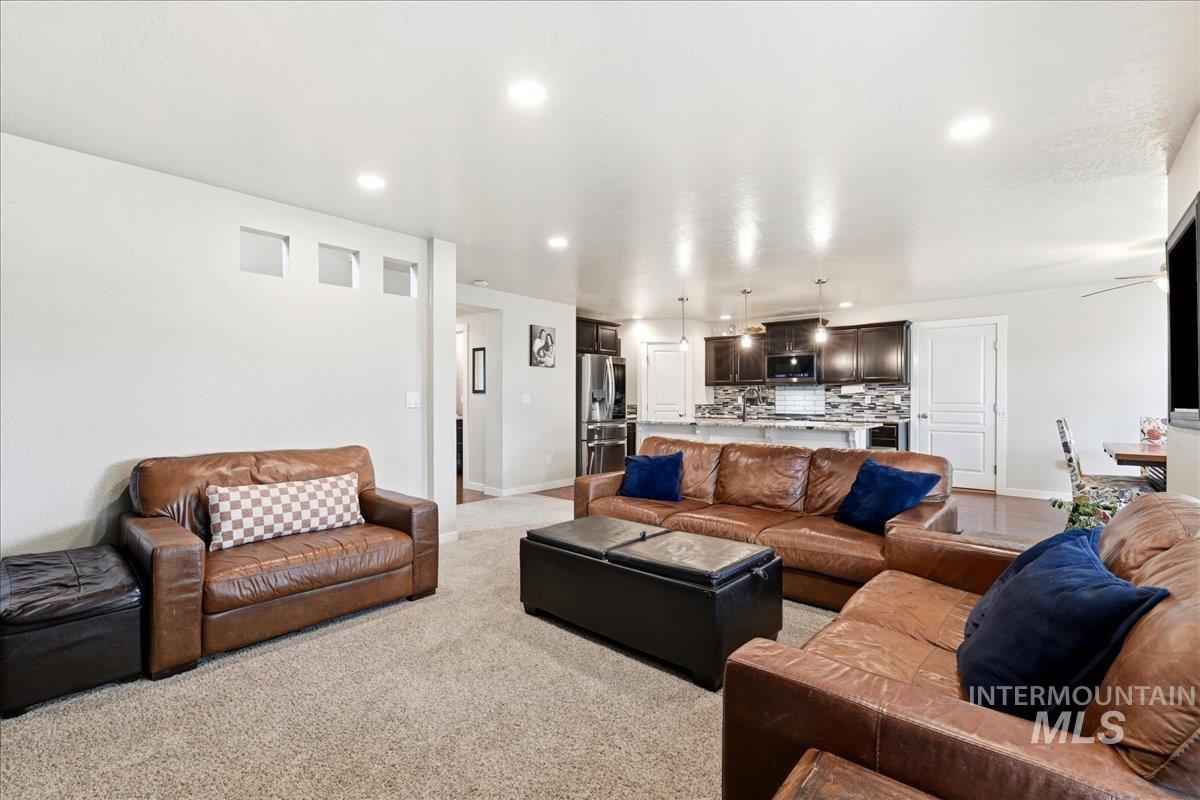 582 W Treehouse Way