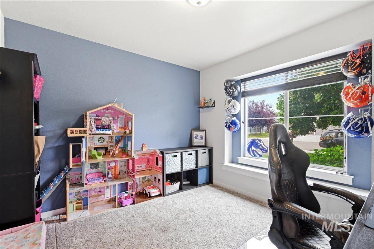 582 W Treehouse Way