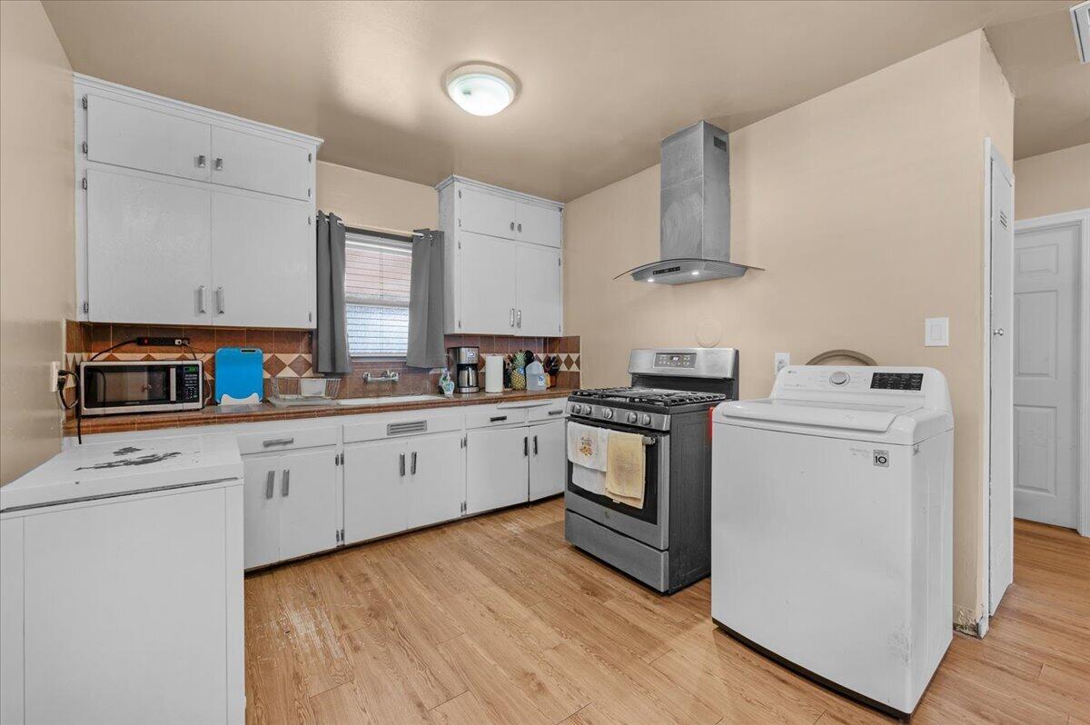 435 W Valencia Avenue