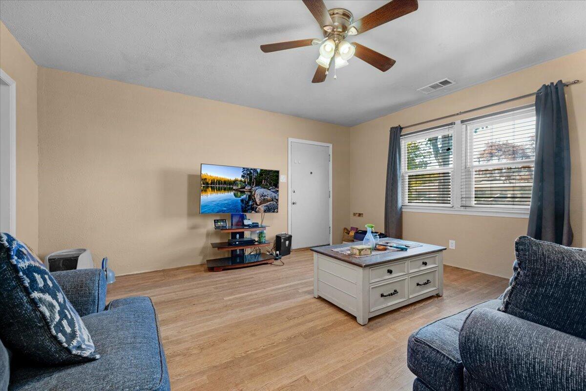 435 W Valencia Avenue