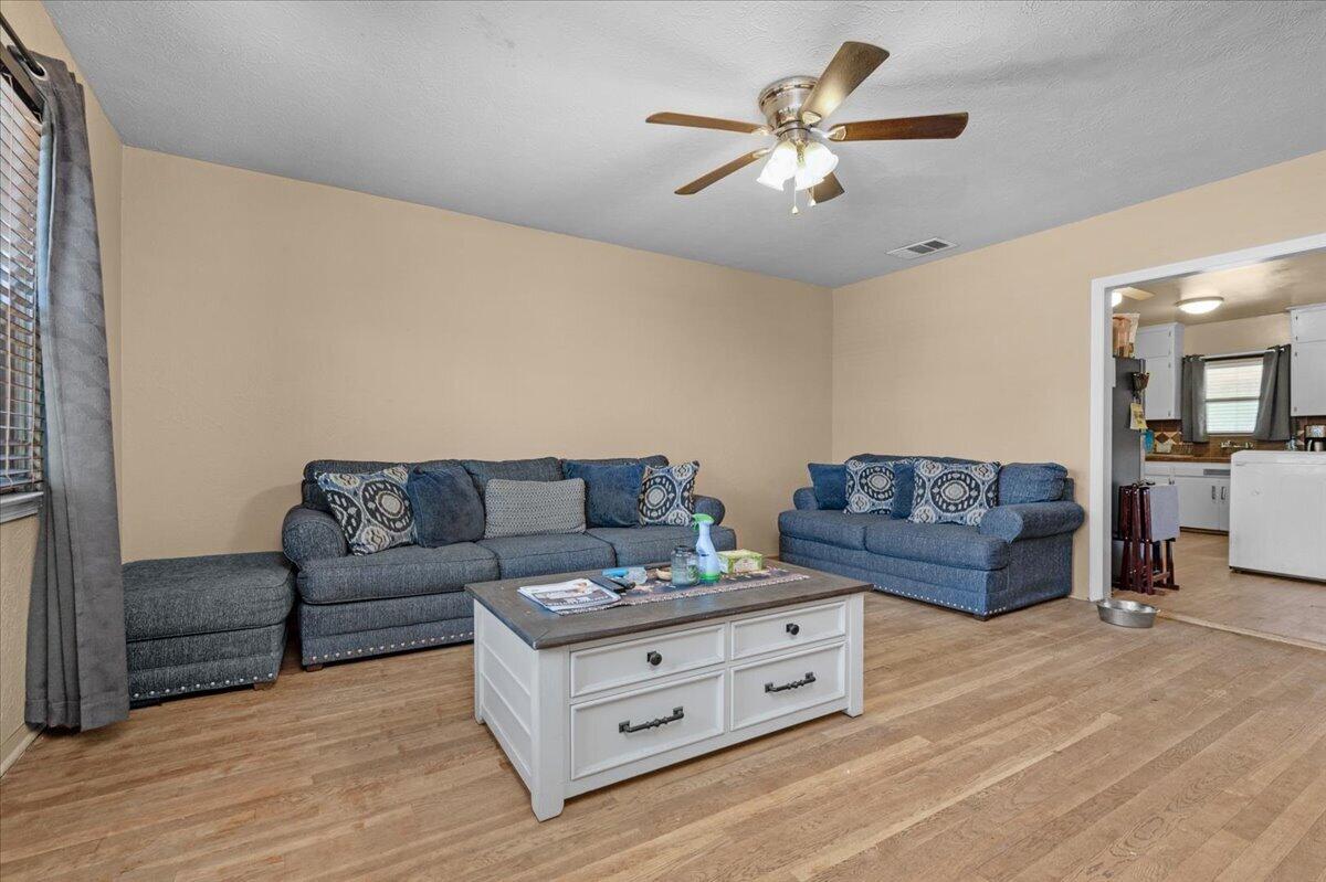 435 W Valencia Avenue