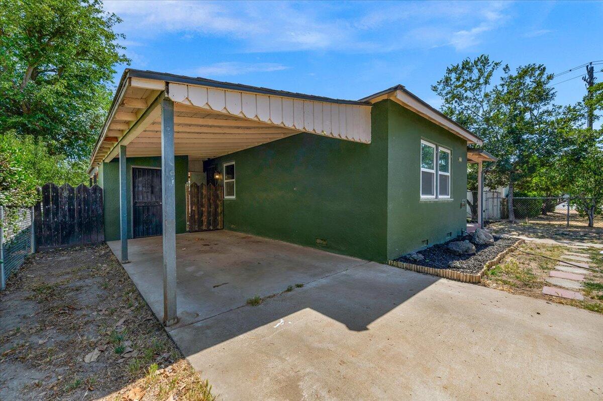 435 W Valencia Avenue