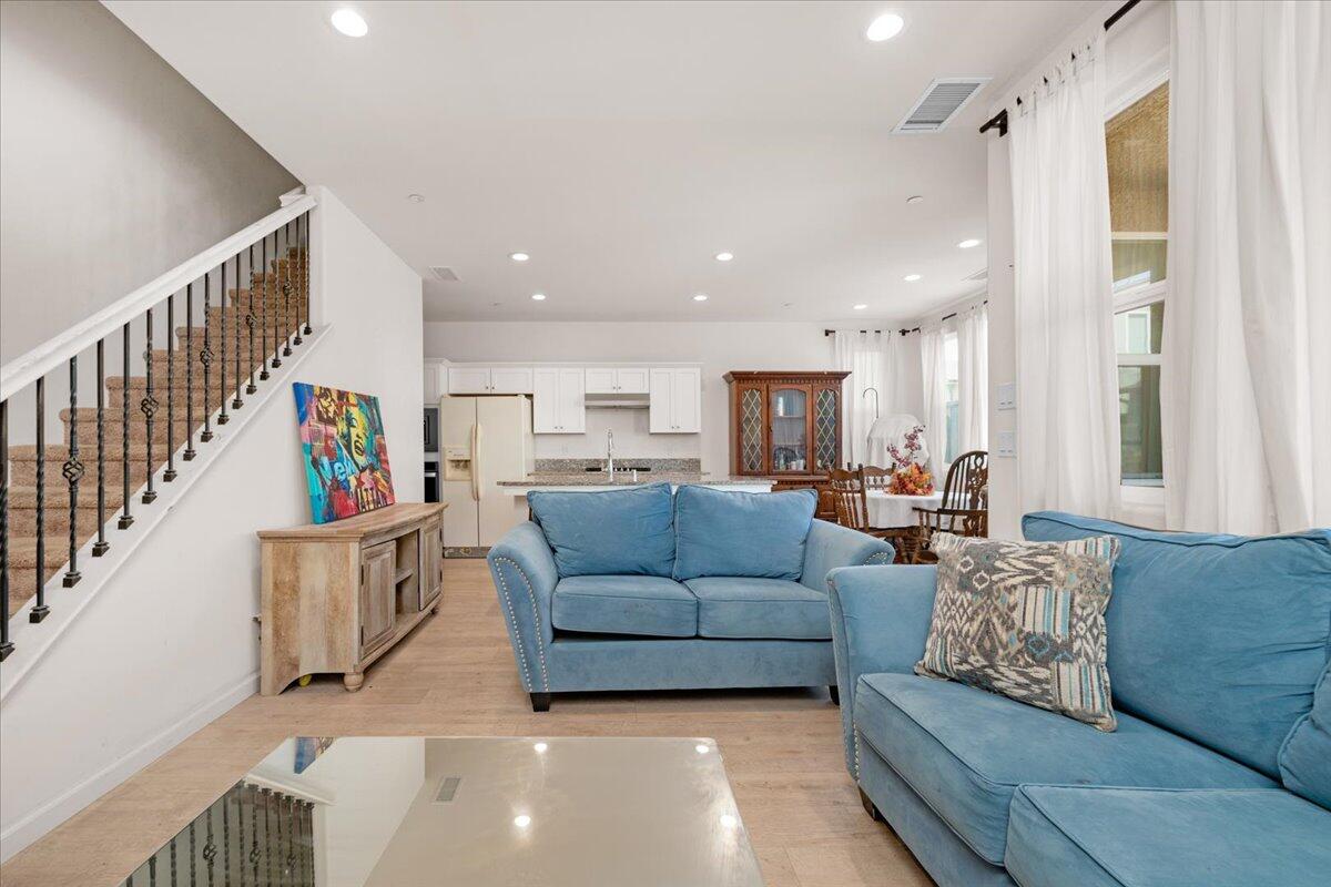 6317 N Alta Vista Lane