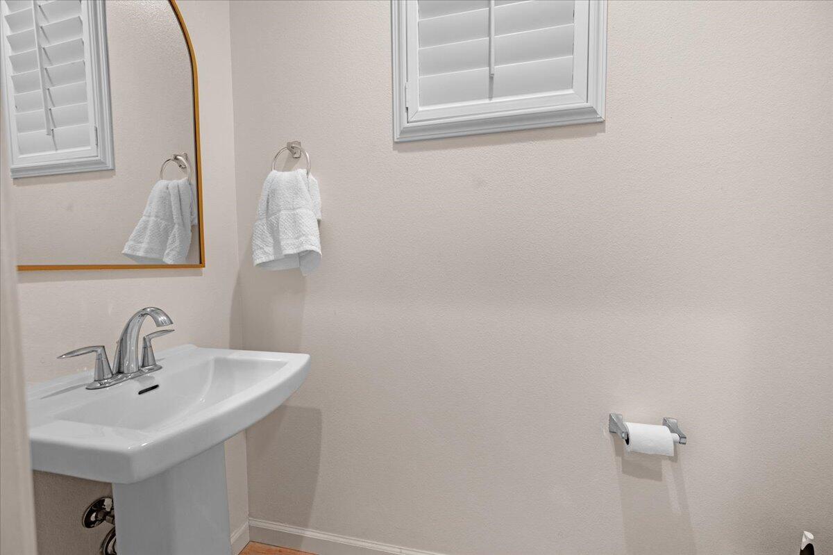 6317 N Alta Vista Lane