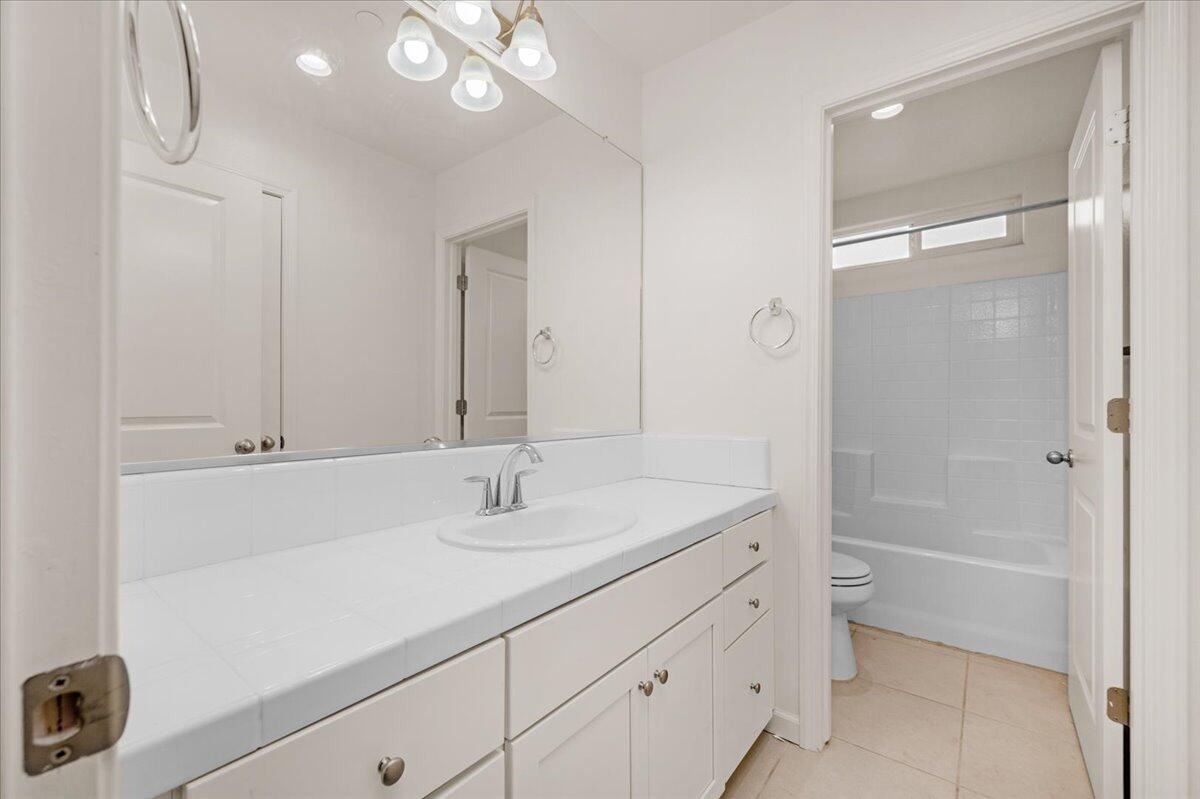 6317 N Alta Vista Lane