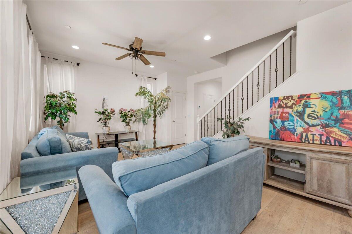 6317 N Alta Vista Lane