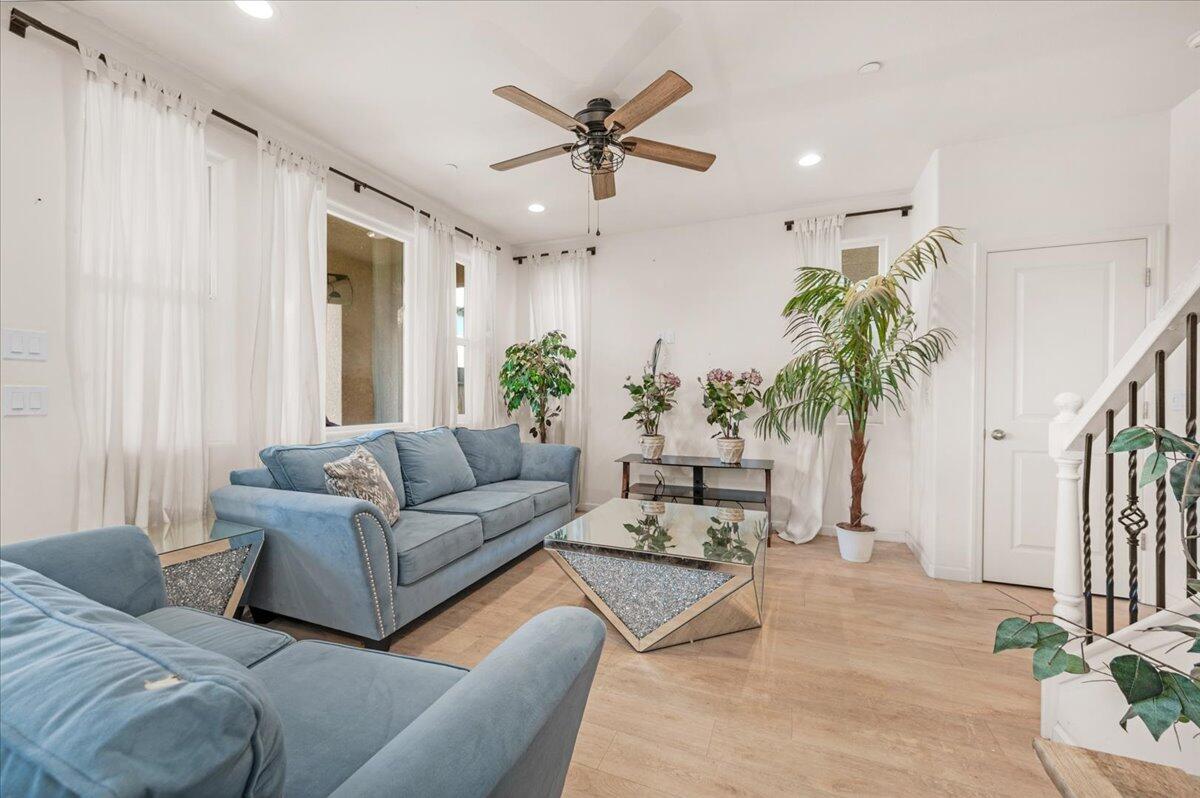 6317 N Alta Vista Lane