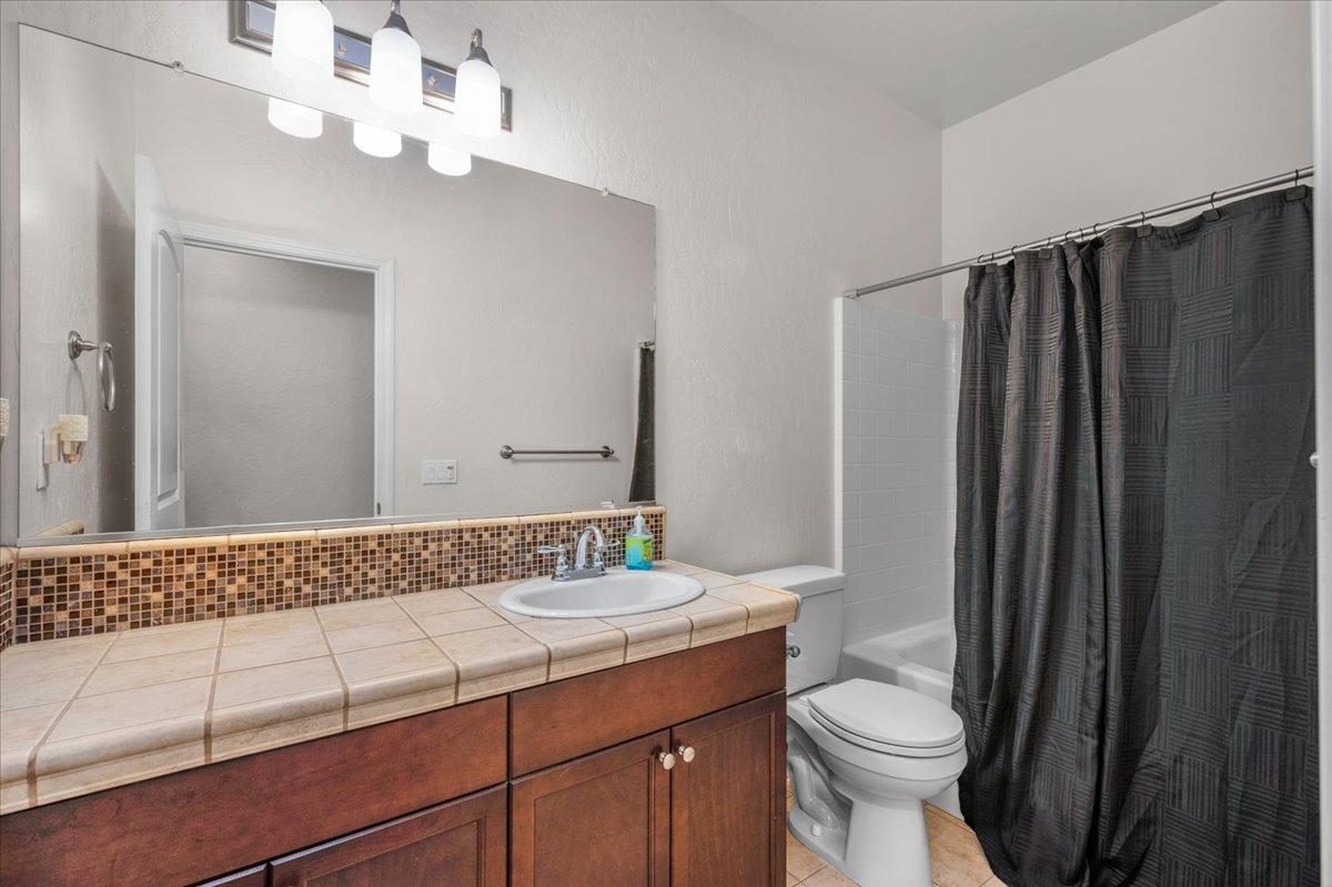 2412 S Inverness Way