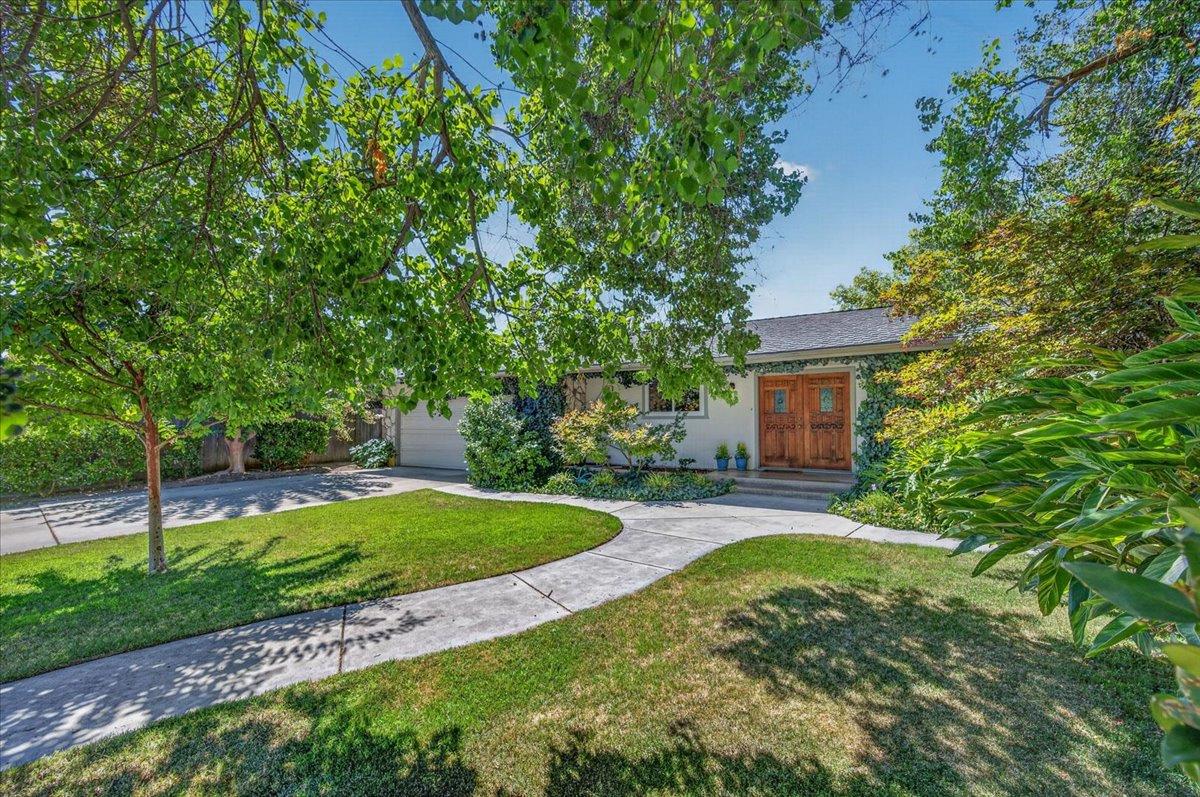 749 W Escalon Avenue