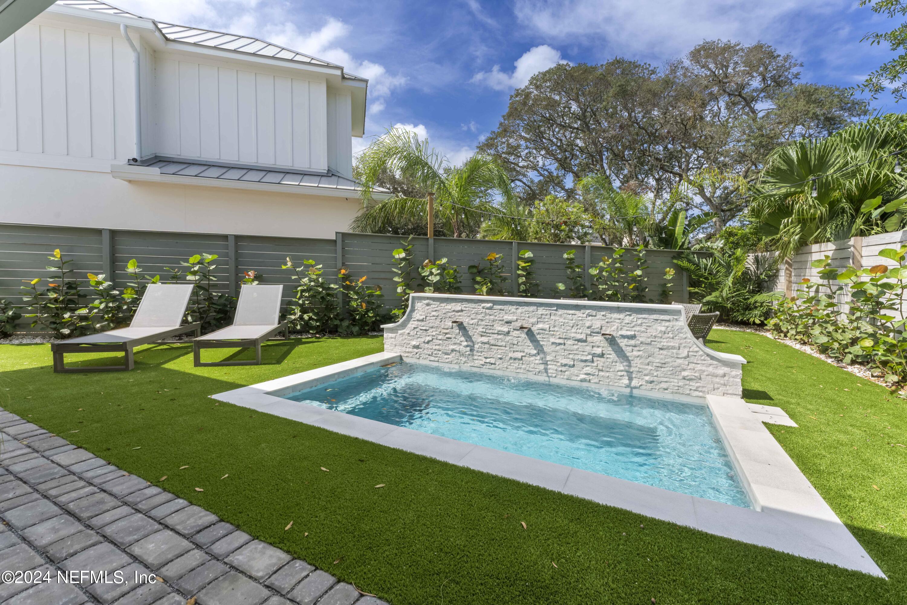 469 GOLF VIEW Circle