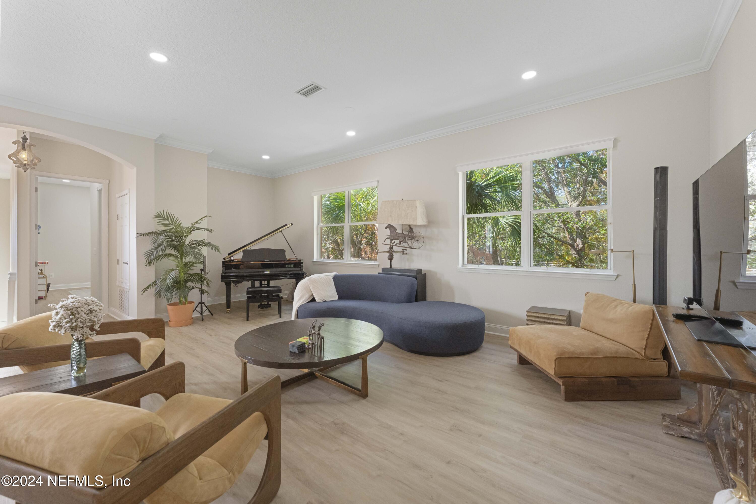 124 HIDDEN PALMS Lane, 201