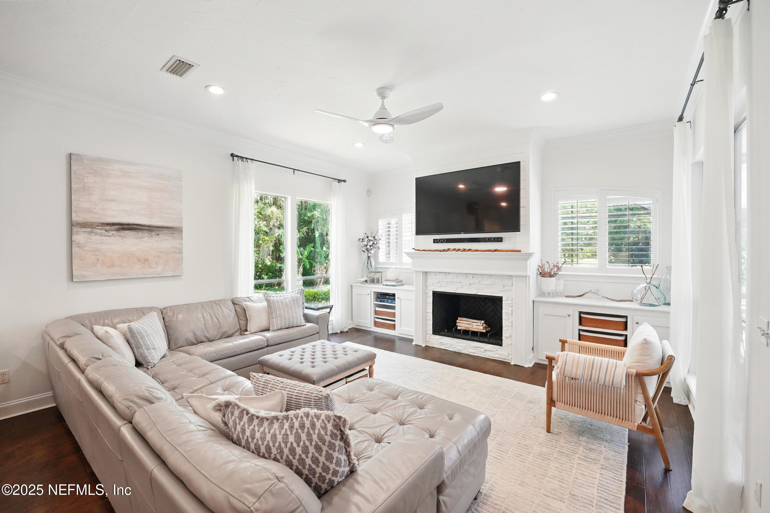 150A N ROSCOE Boulevard