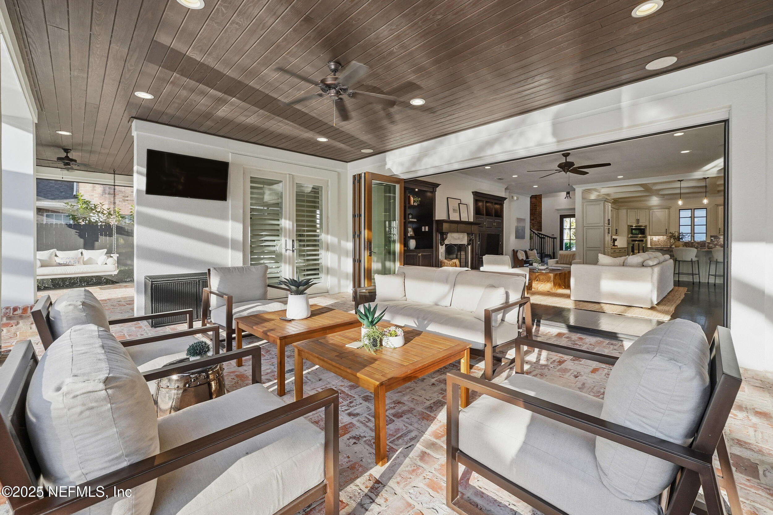 185 N ROSCOE Boulevard