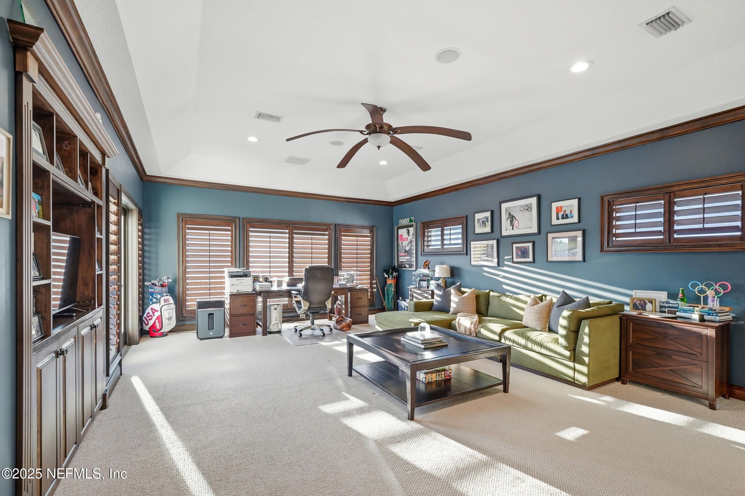 185 N ROSCOE Boulevard