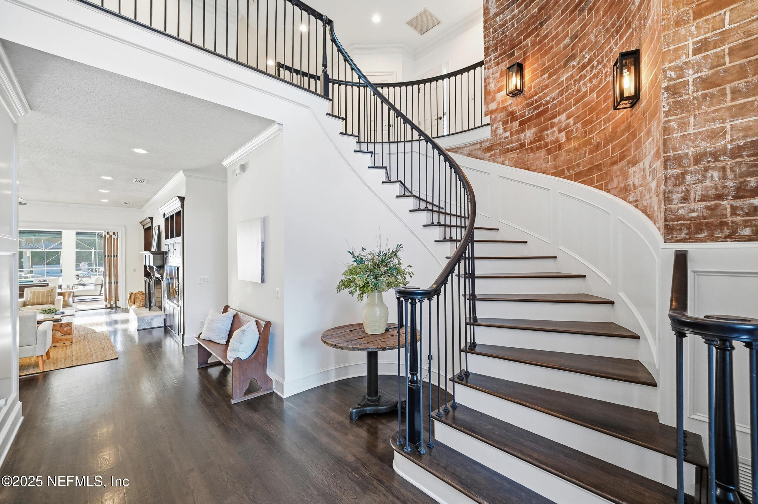 185 N ROSCOE Boulevard