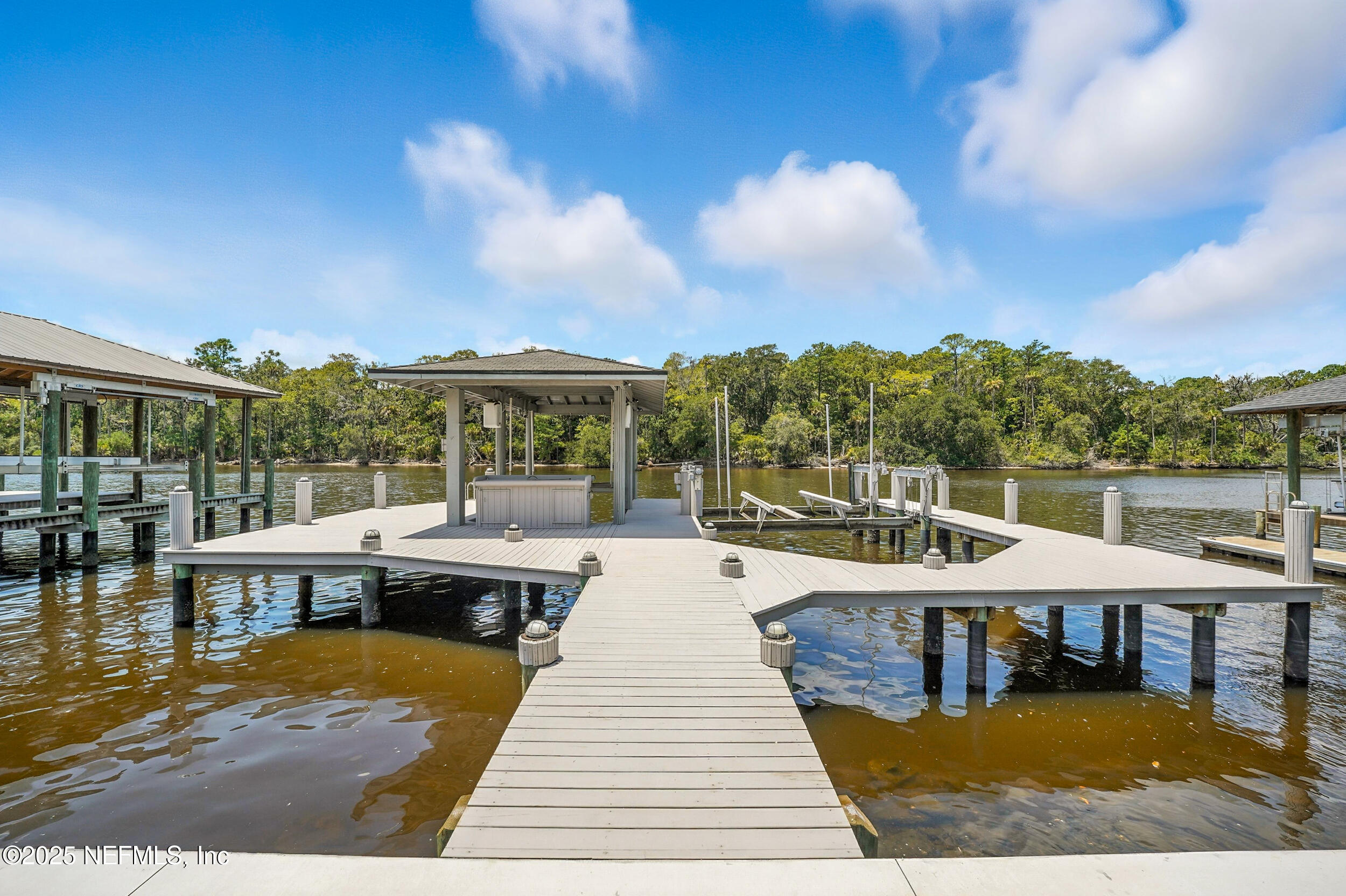 185 N ROSCOE Boulevard