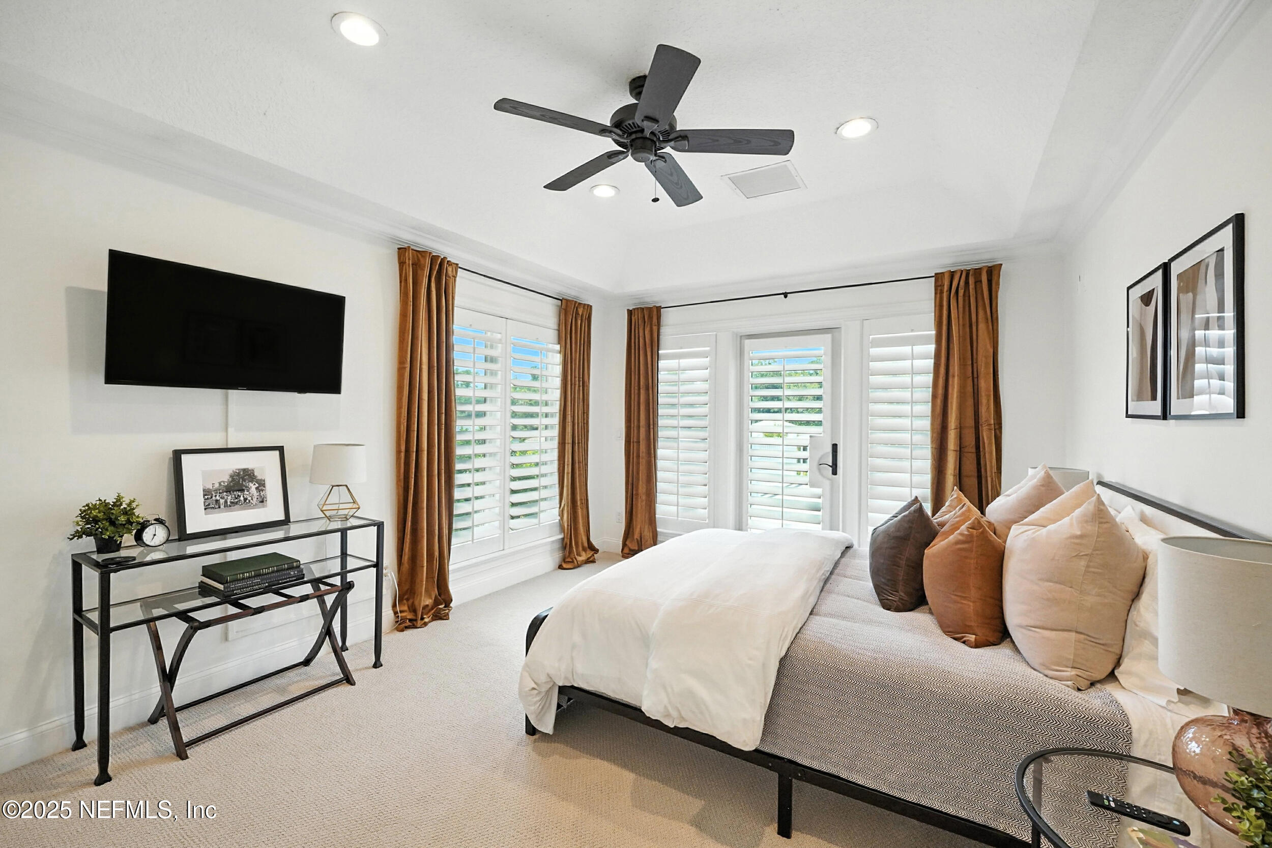 185 N ROSCOE Boulevard