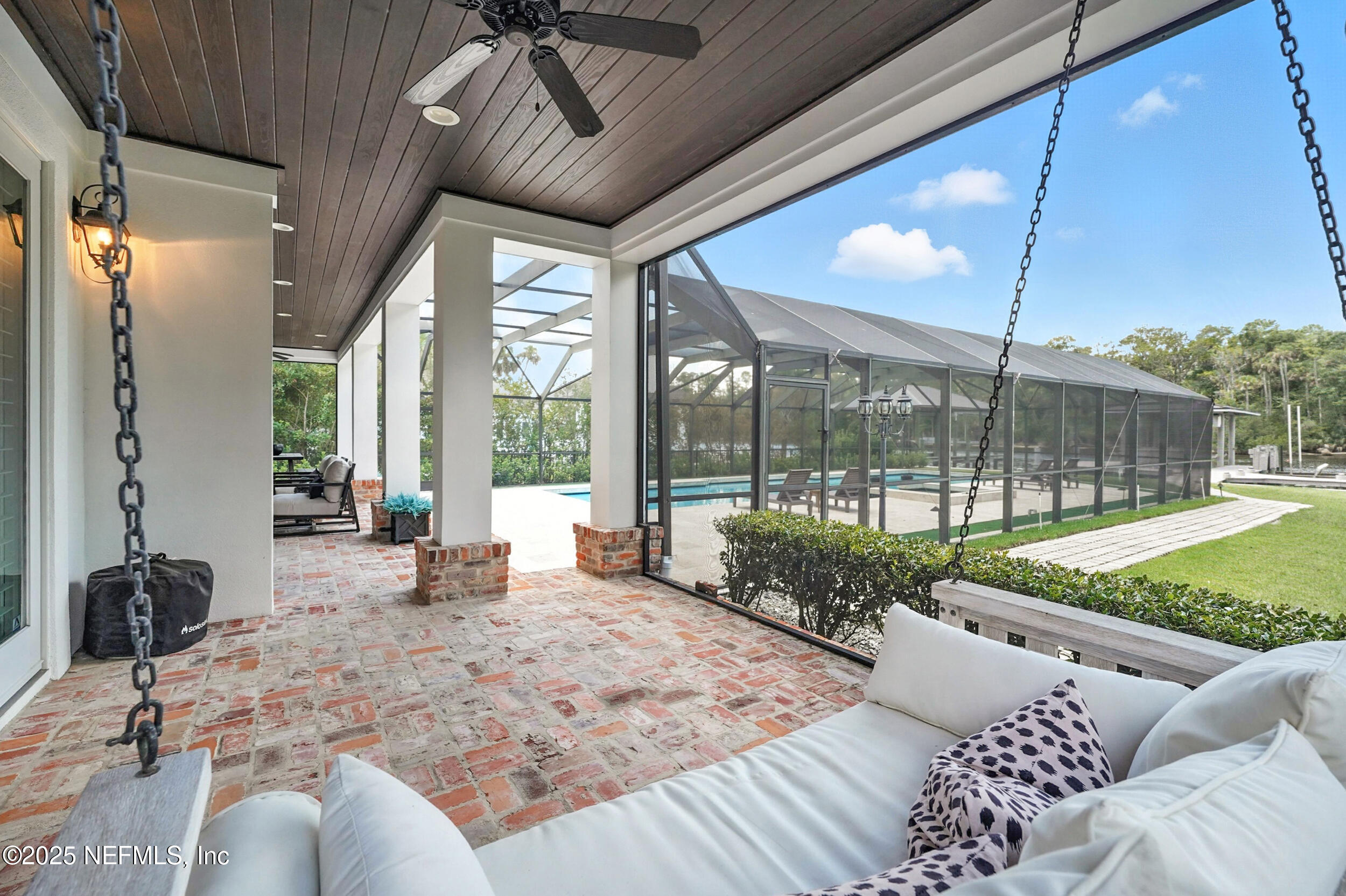 185 N ROSCOE Boulevard